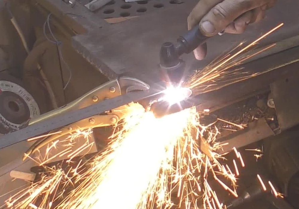 Аирхольд разрезает 13 мм сталь